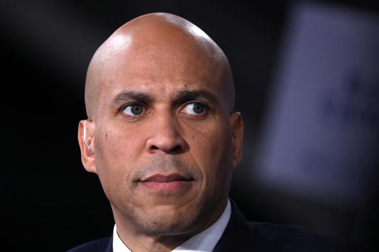 Det er bl.a. pengemangel, der får Cory Booker til at indstille sin kampagne.   Foto: Christopher Aluka Berry/Ritzau Scanpix