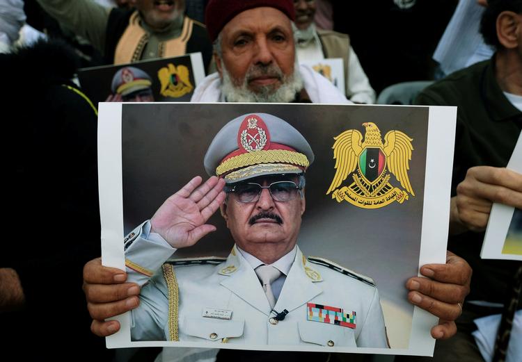 En libyesk mand holder billeder af oprørsleder, Khalifa Haftar, under en demonstration i  Benghazi, Libyen. Foto: Esam Al-fetori/Ritzau Scanpix