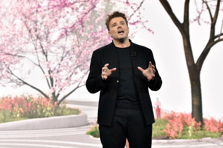 Bjarke Ingels ved Kundskabens Træ, hvor der bliver mulighed for at klatre og låne bøger.
 Foto: David Becker/Ritzau Scanpix