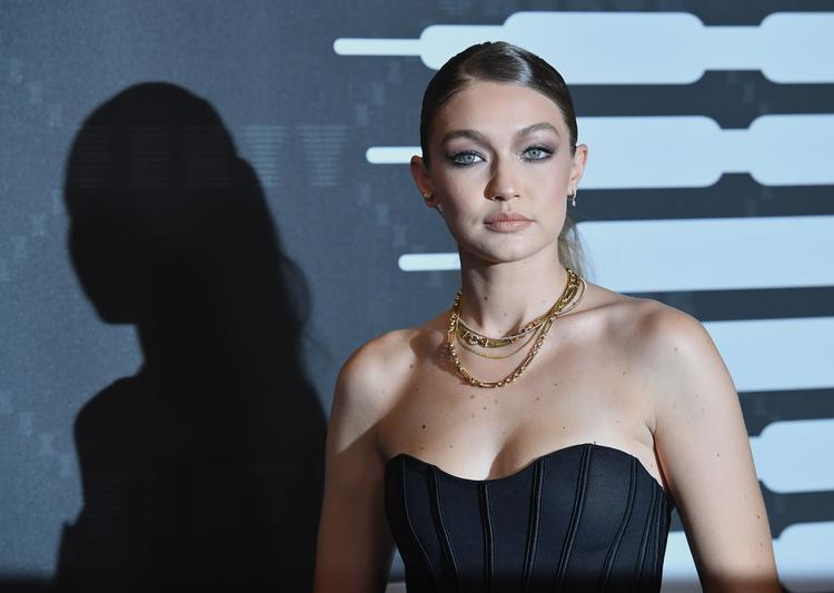Gigi Hadid var blandt de 100 nævninge-emner, der i går mødte op i retten i New York. Om hun bliver en af de 12, der i sidste ende skal fælde dommen over Weinstein, vides ikke endnu.  Foto: Angela Weiss/Ritzau Scanpix