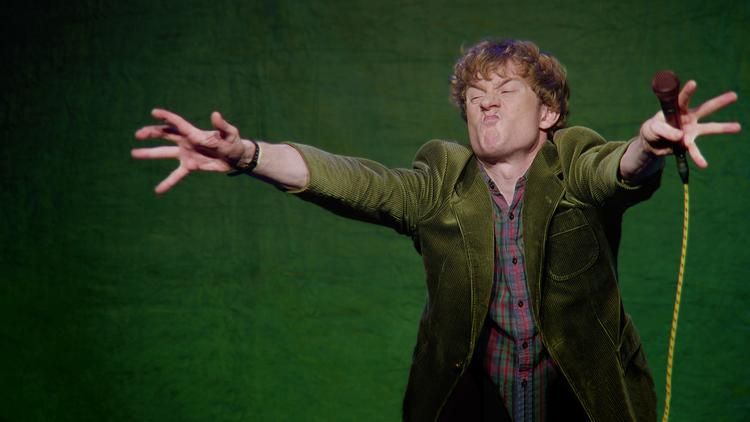 Den ualmindeligt sjove komiker James Acaster gæster jævnligt de mange forskellige britiske quizshows. Han er et charmerende bekendtskab. Pr-foto Netflix