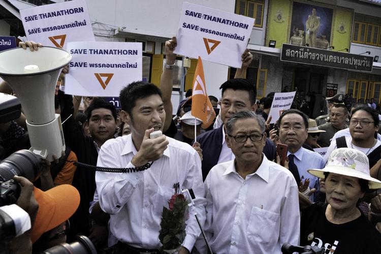 Politikeren Thanathorn Juangroongruangkit har udfordret Thailands militærregering, hvilket kan føre til, at hans parti bliver opløst. Forrige fredag mødte han op på en politistation i Bangkok for at få forelagt anklagerne imod sig. Foto: Claus Blok Thomsen