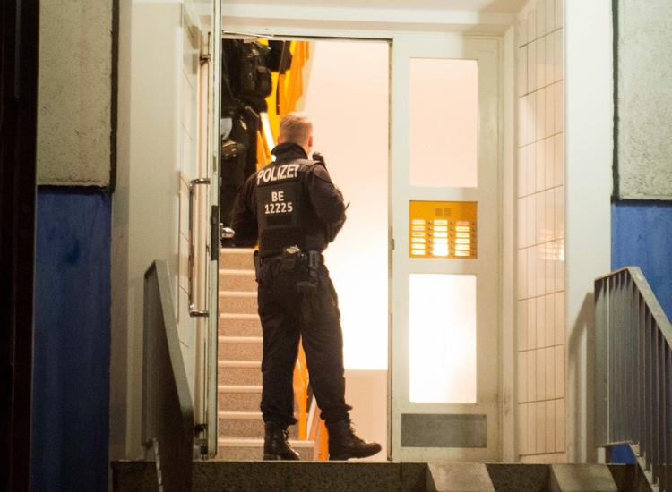En boligblok i Berlin var blandt de steder, hvor der i dag var ransagninger. Foto: Dennis Braetsch/Ritzau Scanpix