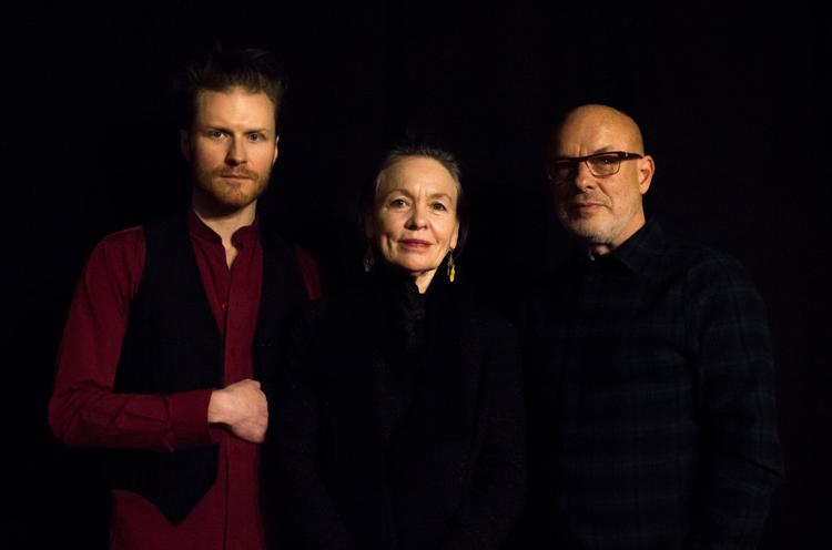 Ebe Oke (tv.), Laurie Anderson og Brian Eno har sammen indspillet et værk, der er resultatet af de regnvåde dage, de tilbragte sammen i et studie i Københavns nordvestkvarter i 2016. Foto: Maiken Kildegaard