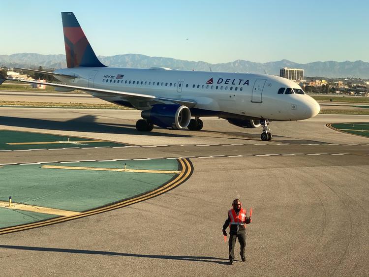 Et fly fra selskabet Delta Airlines tabte tirsdag brændstof over en legeplads i Los Angeles-området. 17 skolebørn måtte modtage behandling, efter de blev ramt.  Foto: Lucy Nicholson/Ritzau Scanpix