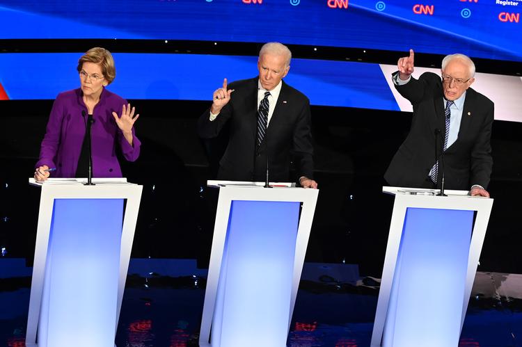 Elizabeth Warren, Joe Biden og Bernie Sanders i debatten i nat.  Foto: Robyn Beck/Ritzau Scanpix