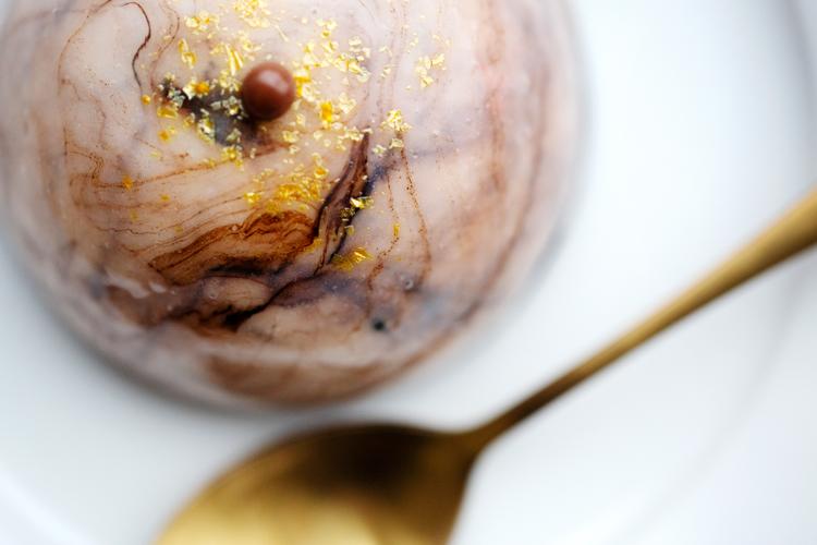 Hos Le Fondant kan man få en kage som denne med en valgfri kaffe for 68 kroner.
   Foto: Mikkel Hørlyck/POLFOTO