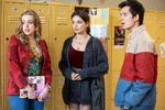 Aimee (Aimee Lou Wodd), Maeve (Emma Mackey) og Otis (Asa Butterfield) i en scene fra anden sæson af 'Sex Education', hvor Otis igen rådgiver sine gymnasiekammerater om seksuelle tvivlsspørgsmål.  Foto: Pr-foto