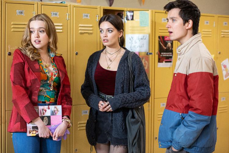 Aimee (Aimee Lou Wodd), Maeve (Emma Mackey) og Otis (Asa Butterfield) i en scene fra anden sæson af 'Sex Education', hvor Otis igen rådgiver sine gymnasiekammerater om seksuelle tvivlsspørgsmål.  Foto: Pr-foto