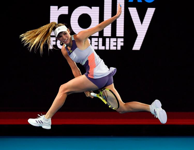 Caroline Wozniacki fik anledning til at demonstrere showslag, da tennisstjerner støttede ofrene for brandene i Australien. Foto: William West/Ritzau Scanpix