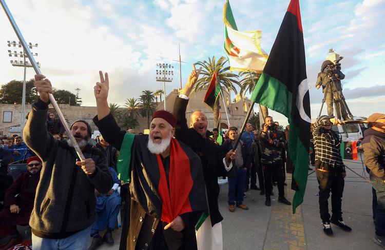 Denne demonstration i den libyske hovedstad, Tripoli er rettet imod  oprørslederen Khalifa Haftar.

   Foto: Mahmud Turkia/Ritzau Scanpix