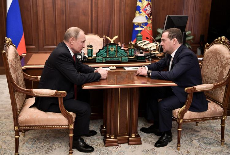 Vladimir Putin og Dmitrij Medvedev fotograferet under et møde tidligere i dag.  Foto: Sputnik/Ritzau Scanpix