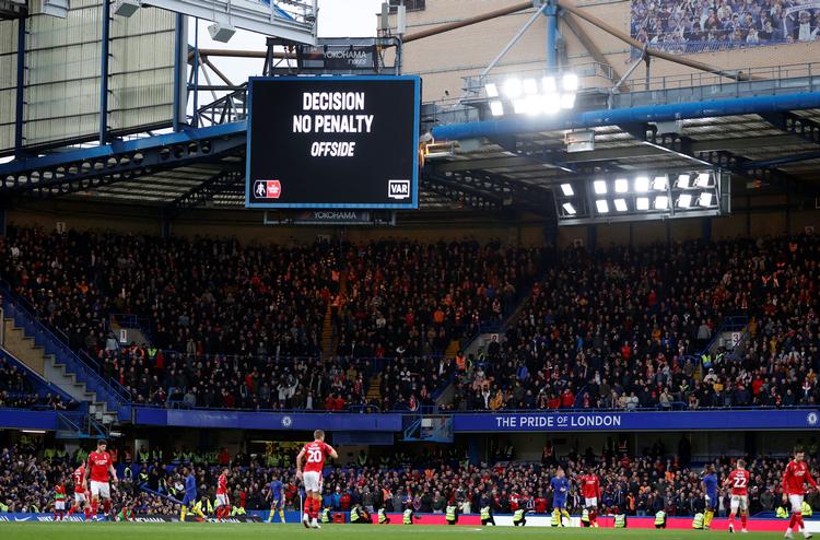 Det er et syn, vi fodboldfolk efterhånden har vænnet os til: En overdommer-afgørelse på den store lystavle, som fortæller os, hvad VAR har fundet ud af. I dette tilfælde, at der var offside. Foto: John Sibley/Ritzau Scanpix