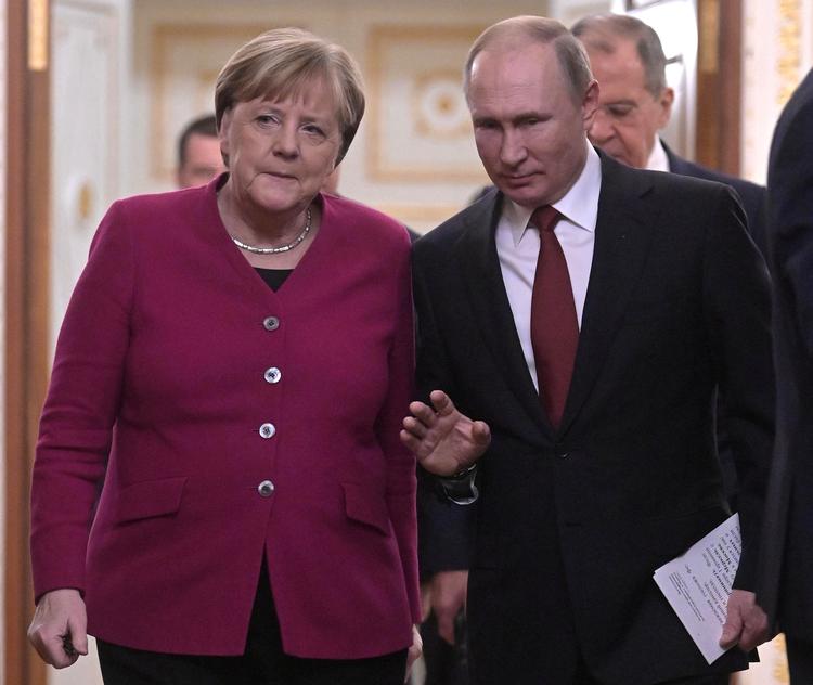 Ruslands præsident Vladimir Putin og Tysklands kansler Angela Merkel ankommer til en fælles pressekonference 11. januar 2020 i Moskva. Foto: Sputnik/Sergei Guneev/Kremlin via REUTERS
   Foto: Sputnik/Ritzau Scanpix