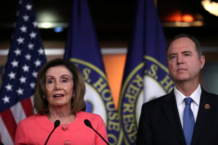 Adam Schiff til højre ses her i selskab med Nancy Pelosi, formanden for Repræsentanternes Hus, ved en pressekonference tidligere på dagen.  Foto: Leah Millis/Ritzau Scanpix