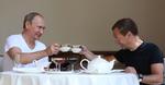 Vladimir Putin og Dmitrij Medvedev nyder en kop kaffe sammen i 2015. I dag er sidstnævnte trådt tilbage som ministerpræsident, mens Putin ifølge en ekspert muligvis kører sig selv i stilling til flere år som præsident. Foto: Yekaterina Shtukina/Ritzau Scanpix