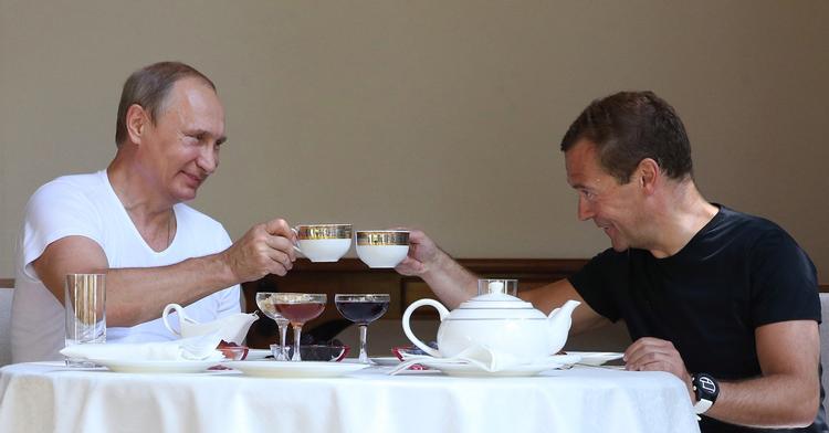 Vladimir Putin og Dmitrij Medvedev nyder en kop kaffe sammen i 2015. I dag er sidstnævnte trådt tilbage som ministerpræsident, mens Putin ifølge en ekspert muligvis kører sig selv i stilling til flere år som præsident. Foto: Yekaterina Shtukina/Ritzau Scanpix