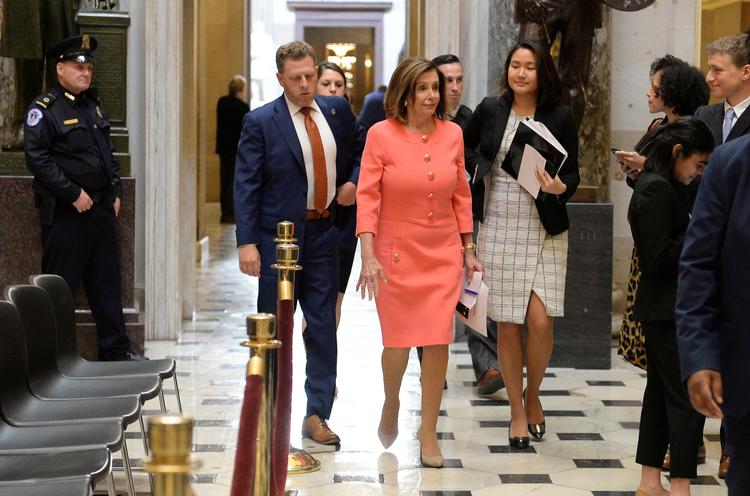 Nancy Pelos
    Speaker of the House Nancy Pelosi (D-CA) walks through Statuary Hall at the U.S. Capitol in Washington, U.S., January 15, 2020. REUTERS/Mary F. Calvert
   Foto: Mary F. Calvert/Ritzau Scanpix