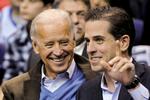 Joe Biden og hans søn Hunter Biden, fotograferet mens Joe Biden stadig var Barack Obamas vicepræsident.  Foto: Jonathan Ernst/Ritzau Scanpix