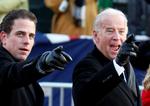 Joe Biden og hans søn Hunter Biden er vidner, Republikanerne kunne ønske at indkalde efter en forhandling om mulige vidner med Demokraterne. Her fotograferet, mens Biden var vicepræsident. Foto: Carlos Barria/Ritzau Scanpix
