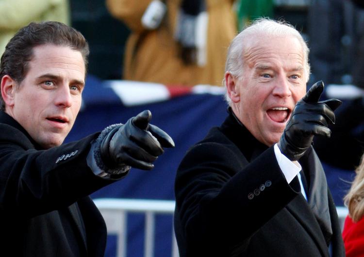 Joe Biden og hans søn Hunter Biden er vidner, Republikanerne kunne ønske at indkalde efter en forhandling om mulige vidner med Demokraterne. Her fotograferet, mens Biden var vicepræsident. Foto: Carlos Barria/Ritzau Scanpix