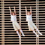 Hele forestillingen foregår omkring ribben, der er lige så symbolsk ladet, som den skaber en særlig konkret poesi. Til venstre ses Nanna Finding Koppel, der spiller Jenny, og til højre Mathilde Arcel Fock, der spiller Emma. Foto: Sara Galbiati