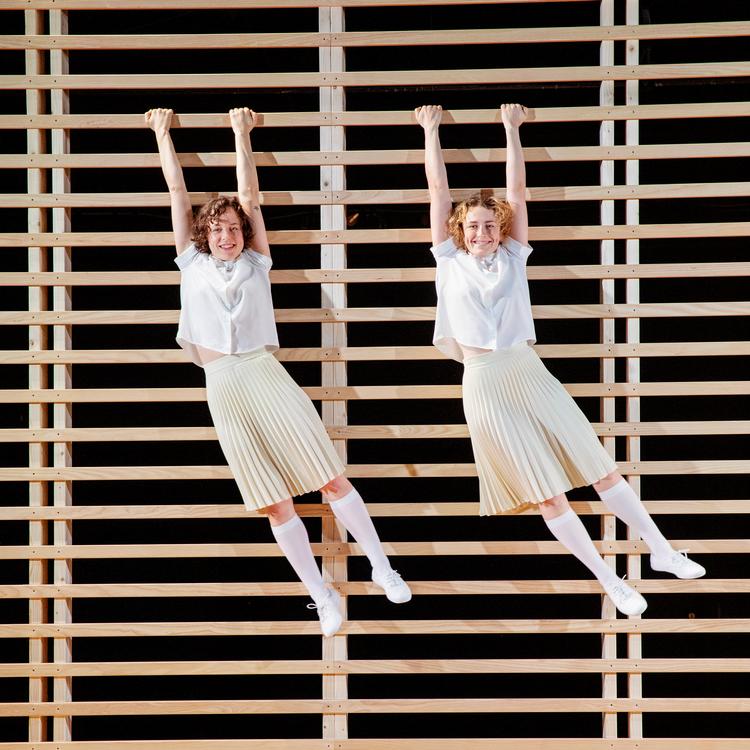 Hele forestillingen foregår omkring ribben, der er lige så symbolsk ladet, som den skaber en særlig konkret poesi. Til venstre ses Nanna Finding Koppel, der spiller Jenny, og til højre Mathilde Arcel Fock, der spiller Emma. Foto: Sara Galbiati