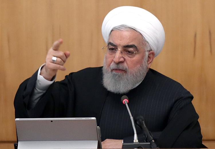 Folket kræver mangfoldighed, siger Irans præsident Rouhani ved et regeringsmøde i Teheran. Han kritiserer, at tusinder af moderate politikere nægtes ret til opstilling ved det kommende valg. Foto: -/Ritzau Scanpix