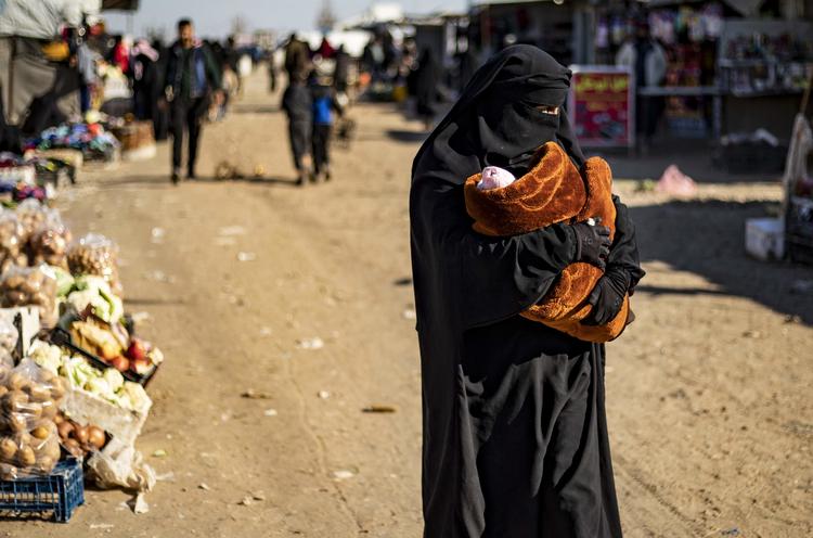 En kvinde fotograferet med et barn i al-Hol-lejren for et par dage siden.  Foto: Delil Souleiman/Ritzau Scanpix