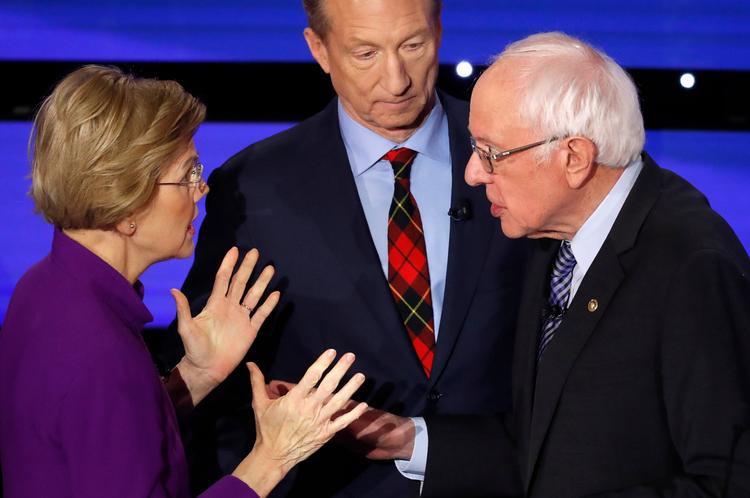 De demokratiske præsidentkandidater Elizabeth Warren og Bernie Sanders skændes om, hvem der sagde hvad. Foto: Shannon Stapleton/Ritzau Scanpix