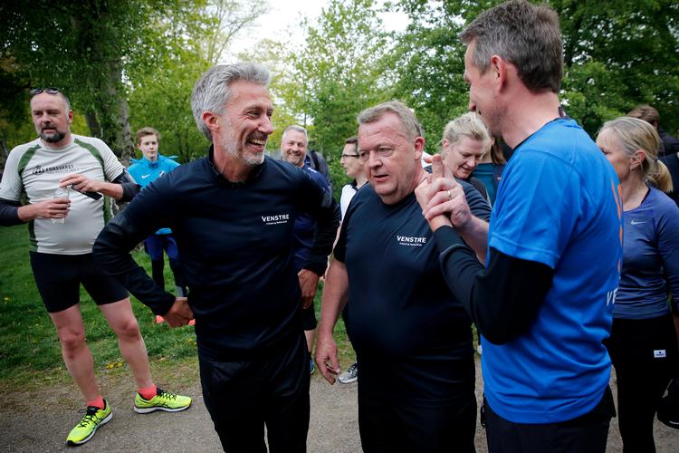 Af disse tre fremtrædende Venstre-sportsfolk, Morten Løkkegaard, Lars Løkke Rasmussen og Kristian Jensen, er det foreløbig kun Jensen (til højre), der har meldt sig som kandidat til formandsposten i DIF, som måske bliver ledig i 2021. Foto: Jens Dresling/POLFOTO