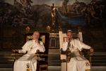 Jude Law, der spillede den unge pave i den første serie, ligger i koma som pave Pius XIII, men vågner snart op og kickstarter et intrigant magtspil om den spidse hue med John Malkovich.  Foto: CMore/Fremantle