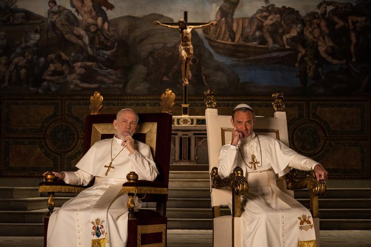 Jude Law, der spillede den unge pave i den første serie, ligger i koma som pave Pius XIII, men vågner snart op og kickstarter et intrigant magtspil om den spidse hue med John Malkovich.  Foto: CMore/Fremantle