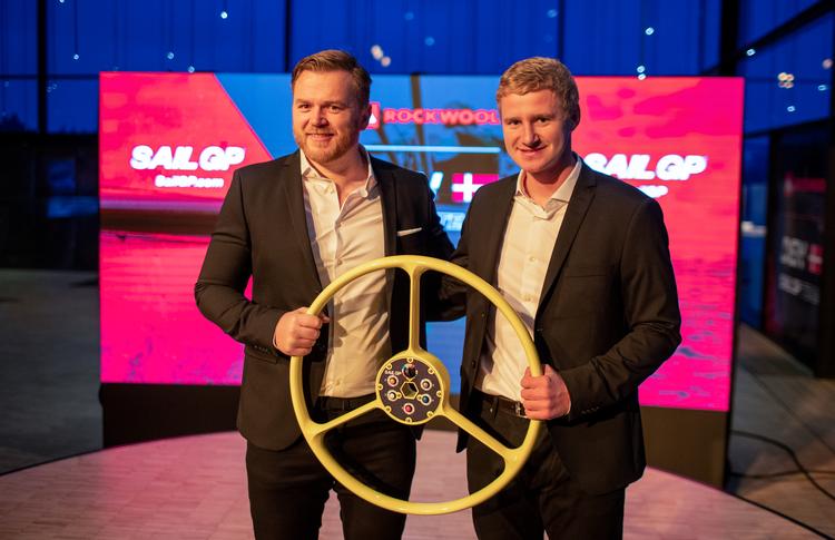 OL-sølvvinder Jonas Høgh-Christensen (tv.) er teammanager og Nicolai Sehested (th.) er rorsmand på det danske mandskab, der i år skal deltage i SailGP med OL-guldvinderen Martin Kirketerp ombord. 