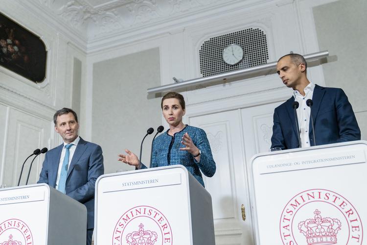 
Offensiv.  Statsminister Mette Frederiksen(S) havde, justitsminister Nick Hækkerup og udlændinge- og integrationsminister Mattias Tesfaye med sig i Statsministeriet, da det seneste udspil mod fremmedkrigere og terrordømte blev præsenteret.

præsenterer på et pressemøde i Statsministeriet regeringens udspil med nye stramninger over for fremmedkrigere. Pressemødet foregår i Egetræsværelset, og der er adgang for pressen fra klokken 13.
  
 Foto: Aleksander Klug/Aleksander Klug