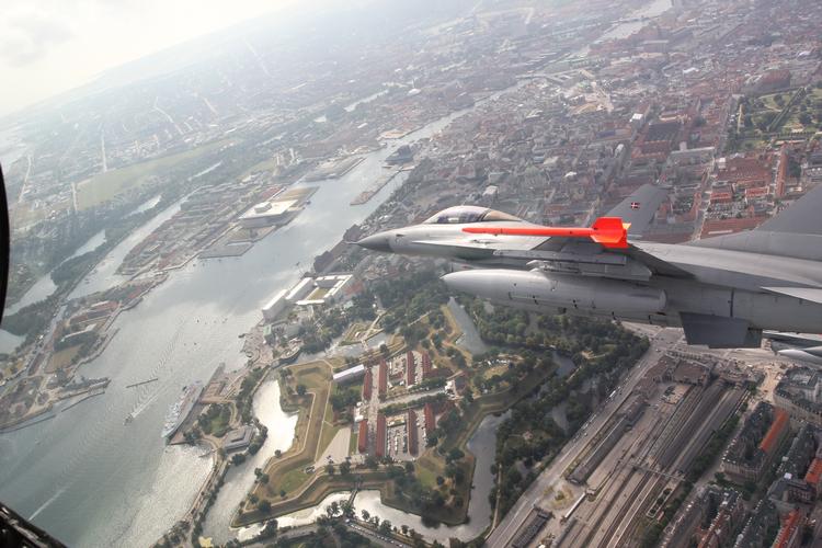 Her ses et F-16 under overflyvning af Kastellet i København.   Foto: Flyvertaktisk Kommando/POLFOTO