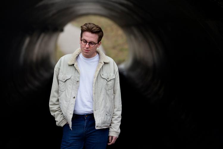 
 Forfatter Thomas Korsgaard debuterede med romanen 'Hvis der skulle komme et menneske forbi'.  Ud over at skrive egne bøger oversætter han også andres.
   Foto: Finn Frandsen/POLFOTO