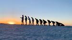 Familien Bech er på en form for familieudviklingsrejse. I hvert fald her i Salar de Uyuni-ørkenen, hvor en norsk og en walisisk pige lige sneg sig med på billedet. Foto: Privatfoto