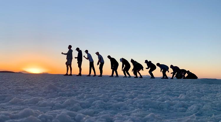 Familien Bech er på en form for familieudviklingsrejse. I hvert fald her i Salar de Uyuni-ørkenen, hvor en norsk og en walisisk pige lige sneg sig med på billedet. Foto: Privatfoto