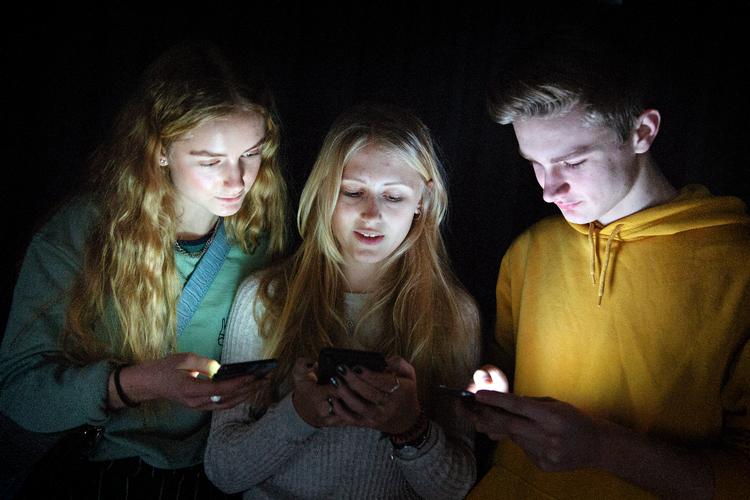  Elever på Roskilde<AS> Katedralskole har fået hjælp til at nedbringe deres skærmtid. Her er det Mie Kjær Hansen, Maja Schejbel Andersen og Johan Stubkjær Djursner. Foto: Martin Lehmann/POLFOTO