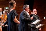 Bassangeren Stephen Milling peger truende på tenoren Stephen Gould, der sang Siegmund. Forrest med ryggen til ses Lise Davidsen som Sieglinde. Foto: Andreas Merrald/POLFOTO