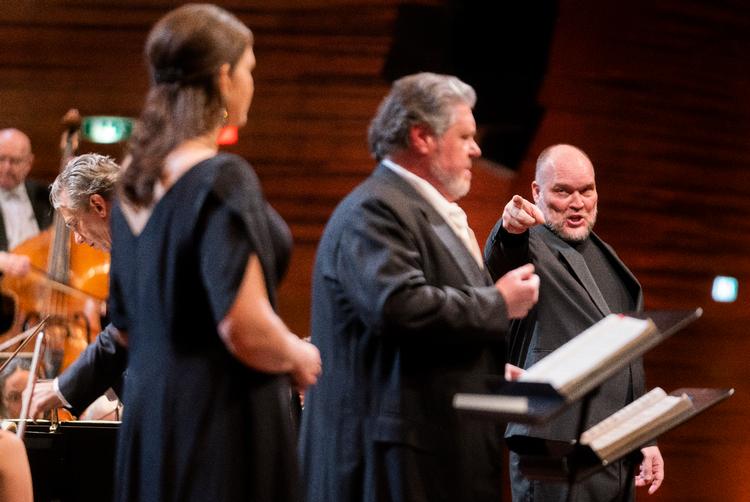 Bassangeren Stephen Milling peger truende på tenoren Stephen Gould, der sang Siegmund. Forrest med ryggen til ses Lise Davidsen som Sieglinde. Foto: Andreas Merrald/POLFOTO
