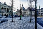 Det er hårdt arbejde at være brolægger. Nu får de en tørn til med  brostenene på Kongens Nytorv, der for anden gang skal brækkes op. Foto: Mads Nissen/POLFOTO