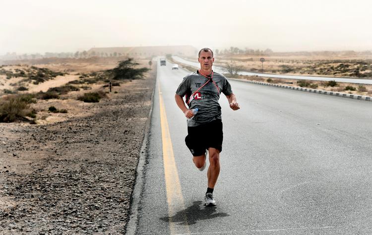 Ebbe Sand er stadig i god form og kan selv vise angriberne, hvad der skal til for at score.
   Foto: Lars Poulsen/POLFOTO