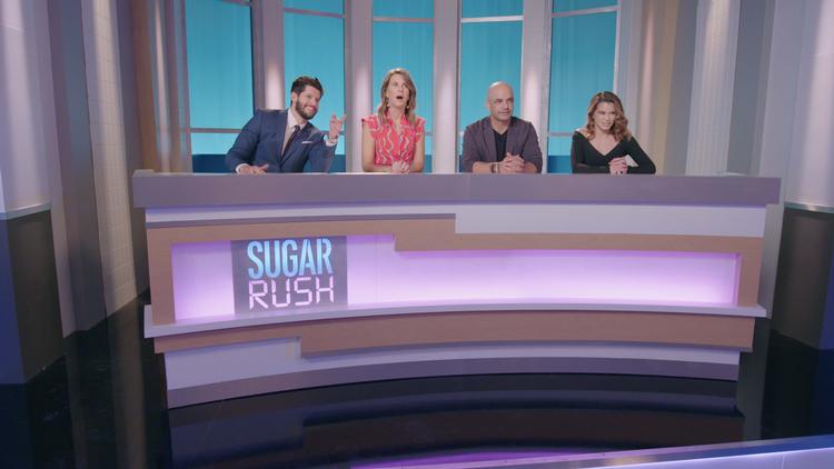 I 'Den store bagedyst' går dommerne rundt blandt deltagerne, mens de i 'Sugar Rush' sidder på et podium, hævet over de medvirkende. Foto: Netflix 