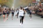 Indehaver af verdensrekorden og første mand under to timer på maraton. Eliud Kipchoge er favoritten, men hans udfordrer, Kenenisa Bekele, er kun to sekunder langsommere. Foto: Lisi Niesner/Ritzau Scanpix