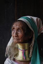 En 80-årig padaung-kvinde fra Myanmar med sine ringe af messing, som kvinderne ifølge en gammel tradition får om halsen, fra de er cirka fem år. Ringene presser skuldrene ned og skaber illusionen om en lang hals, hvilket betragtes som attråværdigt.  Foto: Soe Zeya Tun/Ritzau Scanpix