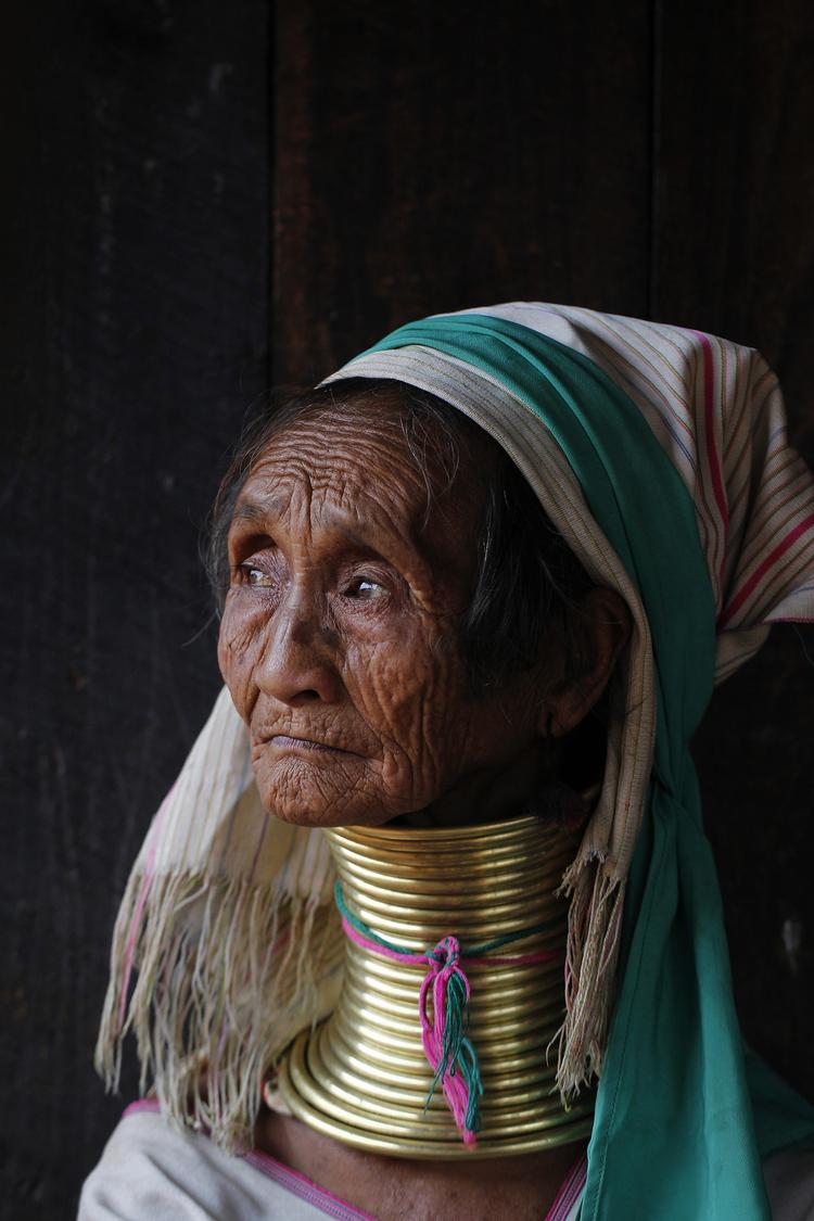 En 80-årig padaung-kvinde fra Myanmar med sine ringe af messing, som kvinderne ifølge en gammel tradition får om halsen, fra de er cirka fem år. Ringene presser skuldrene ned og skaber illusionen om en lang hals, hvilket betragtes som attråværdigt.  Foto: Soe Zeya Tun/Ritzau Scanpix