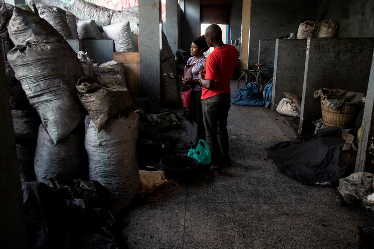 Fra et kullager på Wendegeiya Market i Kampala bliver der  solgt store sække med trækul. Det klimabelastende produkt er meget anvendt i Uganda.  Foto: Peter Hove Olesen/POLFOTO