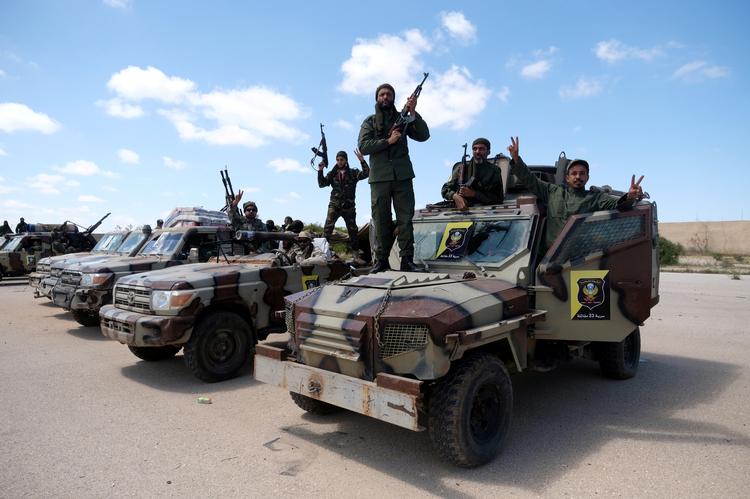 
   Offensiv. De russiske lejesoldater fra Wagner Group overlader som her gerne PR-opgaverne til lokale oprørere fra  Libyan National Army (LNA). Men russerne er vigtigt specialinstrument i oprørsgeneral Khalifa Haftars værktøjskasse i den libyske borgerkrig.


t Foto: Esam Omran Al-fetori/Ritzau Scanpix